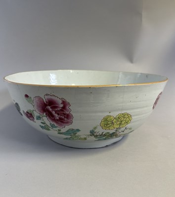 Lot 20 - A LARGE AND IMPRESSIVE CHINESE FAMILLE-ROSE PUNCHBOWL, QING DYNASTY, YONGZHENG PERIOD (1723-35)