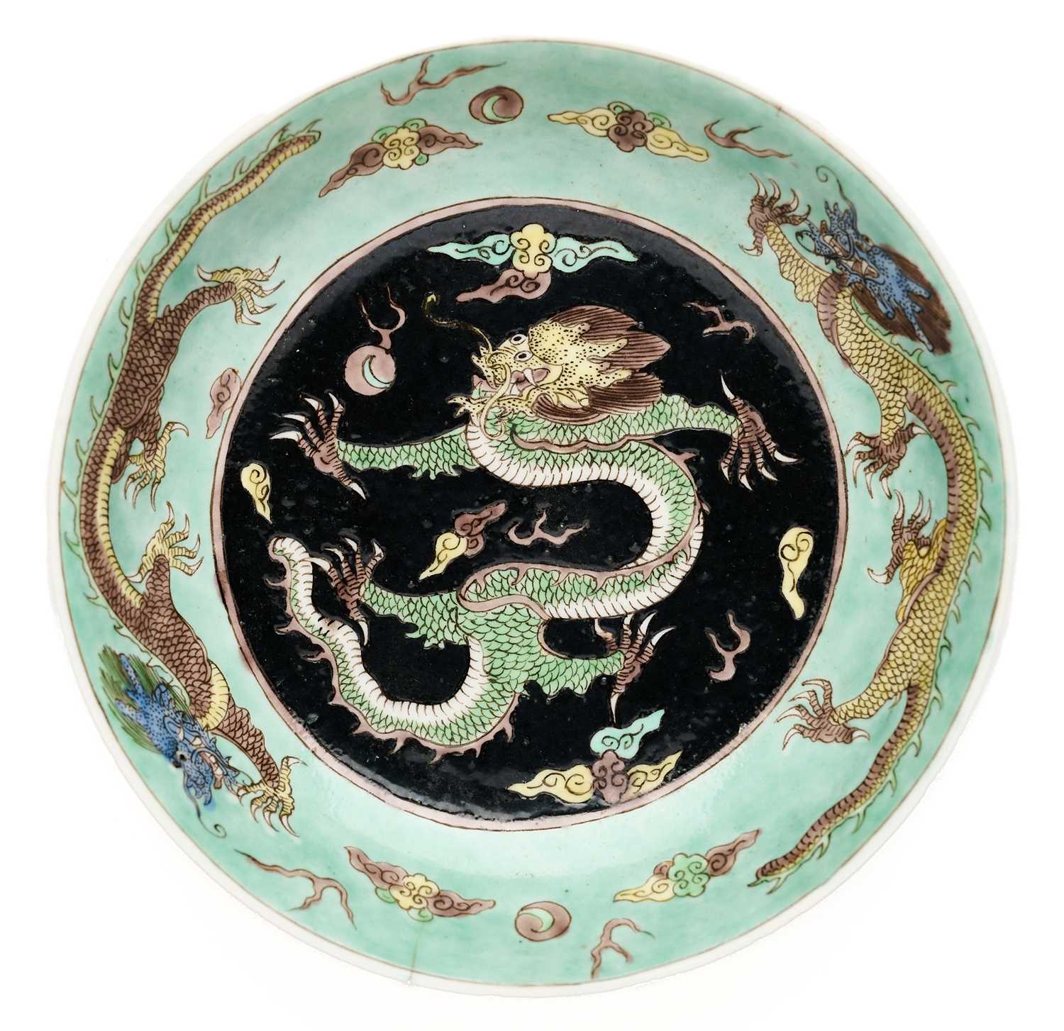 Lot 16 - A CHINESE FAMILLE-NOIR 'DRAGON' DISH, KANGXI PERIOD (1662-1722)