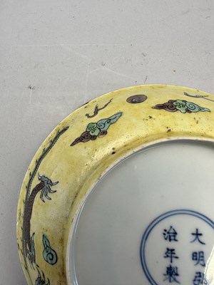 Lot 16 - A CHINESE FAMILLE-NOIR 'DRAGON' DISH, KANGXI PERIOD (1662-1722)