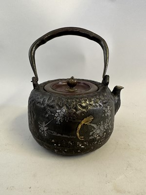 Lot 164 - A JAPANESE IRON TEAPOT, TETSUBIN, EDO/MEIJI PERIOD, 19TH CENTURY