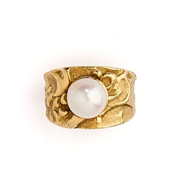 Lot 397 - VALERIE PITCHFORD: GOLD AND CULTURED PEARL RING, 1991