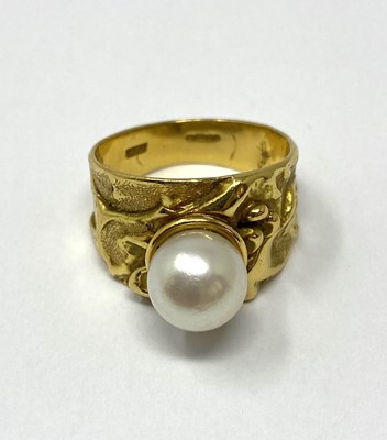 Lot 397 - VALERIE PITCHFORD: GOLD AND CULTURED PEARL RING, 1991