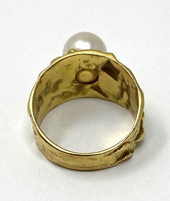 Lot 397 - VALERIE PITCHFORD: GOLD AND CULTURED PEARL RING, 1991