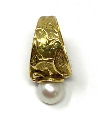 Lot 397 - VALERIE PITCHFORD: GOLD AND CULTURED PEARL RING, 1991