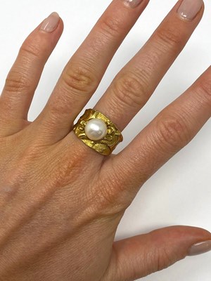 Lot 397 - VALERIE PITCHFORD: GOLD AND CULTURED PEARL RING, 1991