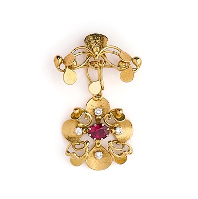 Lot 394 - VALERIE PITCHFORD: GOLD, RUBY AND DIAMOND BROOCH/PENDANT, 1986