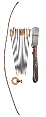 Lot 1 - A JAPANESE BOW (YUMI), BOW-STRING REEL, TWELVE WAR ARROWS AND QUIVER (UTSUBO), EDO PERIOD, 19TH CENTURY