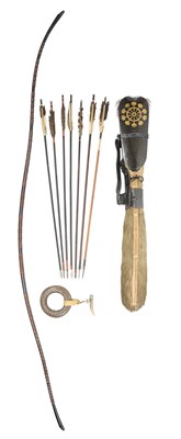 Lot 2 - A JAPANESE BOW (YUMI), BOW-STRING REEL, SEVEN WAR ARROWS AND QUIVER (UTSUBO), LATE EDO PERIOD, 19TH CENTURY/EARLY 20TH CENTURY