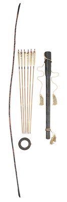 Lot 3 - A JAPANESE BOW (YUMI), BOW-STRING REEL, SIX ARROWS AND QUIVER (YADZUTSU), LATE EDO PERIOD, 19TH CENTURY/EARLY 20TH CENTURY