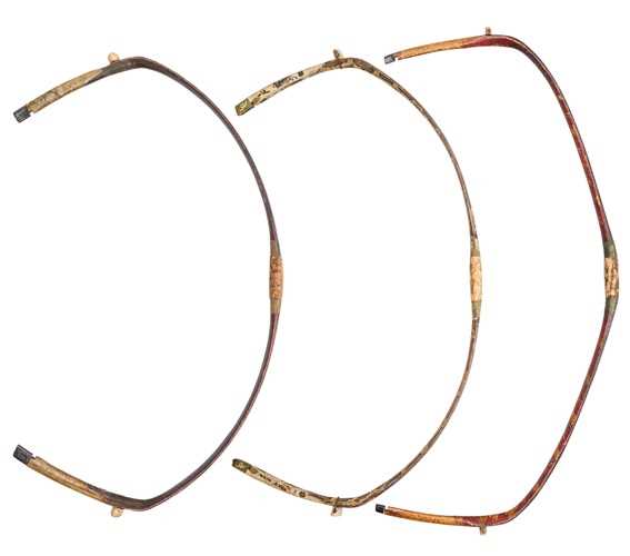 Lot 21 - THREE CHINESE COMPOSITE BOWS, QING DYNASTY,