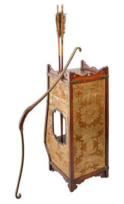 Lot 13 - A JAPANESE PALANQUIN BOW (RIMANKYUU), A BOW STAND, AND TWO ARROWS, EDO PERIOD AND LATER