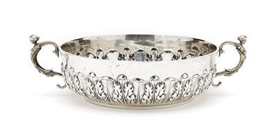 Lot 104 - AN EDWARDIAN SILVER BOWL, EDWARD BARNARD & SONS, LONDON, 1905