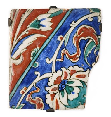 Lot 126 - AN IZNIK TILE FRAGMENT, OTTOMAN ANATOLIA, CIRCA 1570