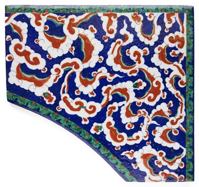 Lot 99 - □ AN IZNIK STYLE SPANDREL TILE, TURKEY, 20TH CENTURY