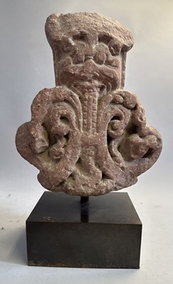 Lot 140 - A KUSHAN MOTTLED PINK SANDSTONE ARCHITECTURAL FINIAL, MATHURA, NORTHERN INDIA, 2ND/3RD CENTURY