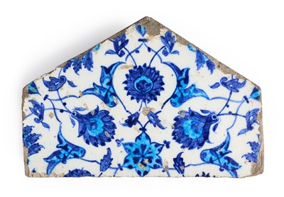 Lot 165 - AN IZNIK HEXAGONAL TILE FRAGMENT, OTTOMAN ANATOLIA, 1530-1540