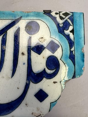 Lot 123 - A DAMASCUS CALLIGRAPHIC TILE FRAGMENT, OTTOMAN SYRIA, 1560-1570
