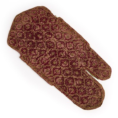 Lot 141 - A PADDED VELVET ARM GUARD, RAJASTHAN OR DECCAN, 18TH CENTURY