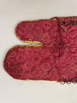 Lot 8 - A PADDED VELVET ARM GUARD, RAJASTHAN OR DECCAN, 18TH CENTURY