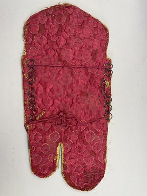 Lot 8 - A PADDED VELVET ARM GUARD, RAJASTHAN OR DECCAN, 18TH CENTURY