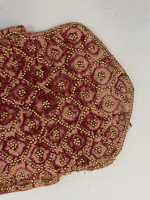 Lot 8 - A PADDED VELVET ARM GUARD, RAJASTHAN OR DECCAN, 18TH CENTURY