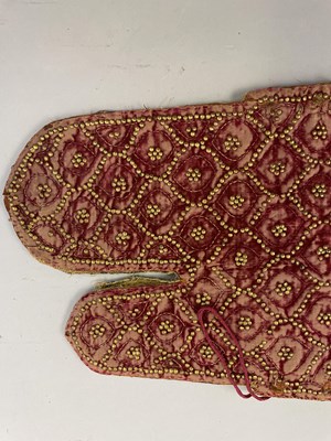 Lot 8 - A PADDED VELVET ARM GUARD, RAJASTHAN OR DECCAN, 18TH CENTURY