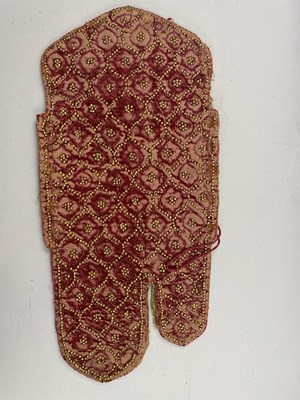 Lot 8 - A PADDED VELVET ARM GUARD, RAJASTHAN OR DECCAN, 18TH CENTURY