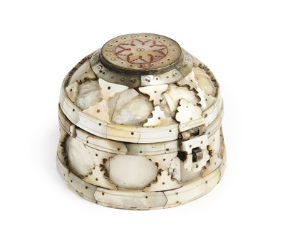 Lot 134 - A MOTHER OF PEARL BOX, RAJASTHAN OR GUJARAT, 17TH CENTURY OR LATER