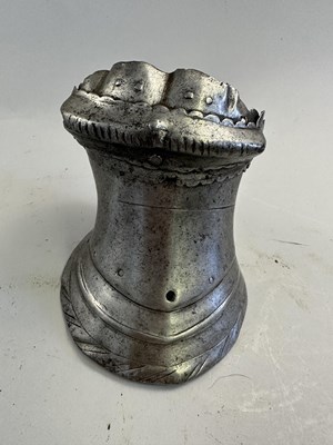 Lot 187 - A GAUNTLET, MID-16TH CENTURY, WESTERN EUROPEAN, POSSIBLY FLEMISH