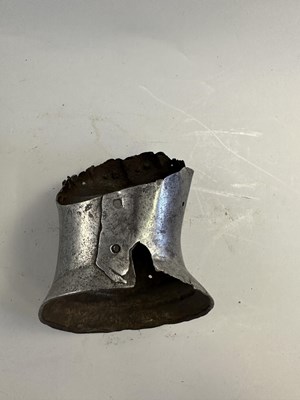 Lot 187 - A GAUNTLET, MID-16TH CENTURY, WESTERN EUROPEAN, POSSIBLY FLEMISH
