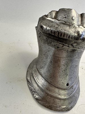 Lot 187 - A GAUNTLET, MID-16TH CENTURY, WESTERN EUROPEAN, POSSIBLY FLEMISH