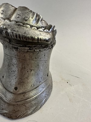 Lot 187 - A GAUNTLET, MID-16TH CENTURY, WESTERN EUROPEAN, POSSIBLY FLEMISH