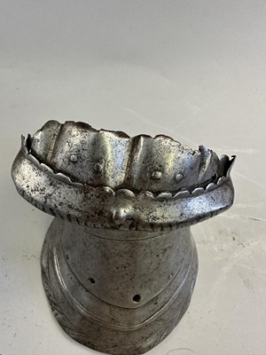 Lot 187 - A GAUNTLET, MID-16TH CENTURY, WESTERN EUROPEAN, POSSIBLY FLEMISH