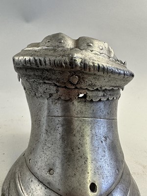 Lot 187 - A GAUNTLET, MID-16TH CENTURY, WESTERN EUROPEAN, POSSIBLY FLEMISH