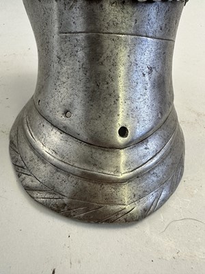Lot 187 - A GAUNTLET, MID-16TH CENTURY, WESTERN EUROPEAN, POSSIBLY FLEMISH