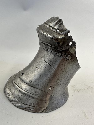 Lot 187 - A GAUNTLET, MID-16TH CENTURY, WESTERN EUROPEAN, POSSIBLY FLEMISH
