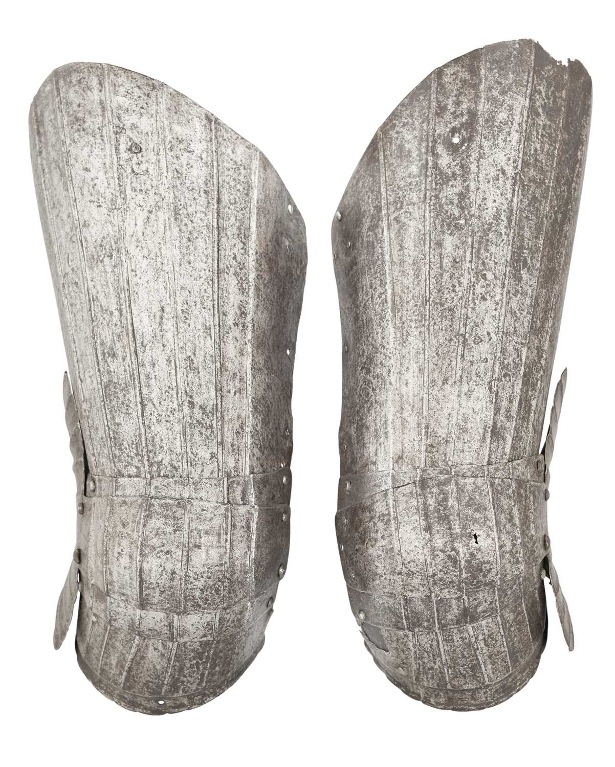 Lot 266 - A PAIR OF FLUTED CUISSES AND POLEYNS IN ITALIAN EARLY 16TH CENTURY STYLE 'ALLA TEDESCA'