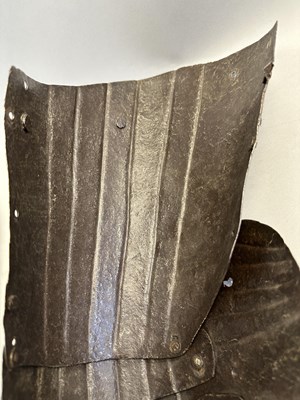 Lot 266 - A PAIR OF FLUTED CUISSES AND POLEYNS IN ITALIAN EARLY 16TH CENTURY STYLE 'ALLA TEDESCA'
