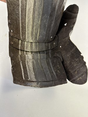 Lot 266 - A PAIR OF FLUTED CUISSES AND POLEYNS IN ITALIAN EARLY 16TH CENTURY STYLE 'ALLA TEDESCA'
