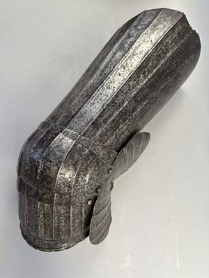 Lot 266 - A PAIR OF FLUTED CUISSES AND POLEYNS IN ITALIAN EARLY 16TH CENTURY STYLE 'ALLA TEDESCA'