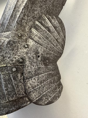 Lot 266 - A PAIR OF FLUTED CUISSES AND POLEYNS IN ITALIAN EARLY 16TH CENTURY STYLE 'ALLA TEDESCA'