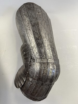 Lot 266 - A PAIR OF FLUTED CUISSES AND POLEYNS IN ITALIAN EARLY 16TH CENTURY STYLE 'ALLA TEDESCA'