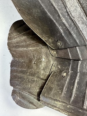 Lot 266 - A PAIR OF FLUTED CUISSES AND POLEYNS IN ITALIAN EARLY 16TH CENTURY STYLE 'ALLA TEDESCA'