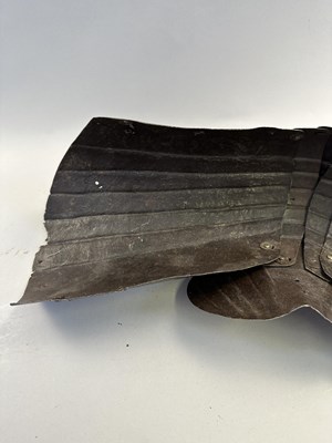Lot 266 - A PAIR OF FLUTED CUISSES AND POLEYNS IN ITALIAN EARLY 16TH CENTURY STYLE 'ALLA TEDESCA'