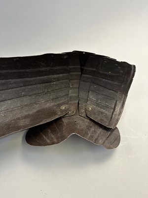 Lot 266 - A PAIR OF FLUTED CUISSES AND POLEYNS IN ITALIAN EARLY 16TH CENTURY STYLE 'ALLA TEDESCA'