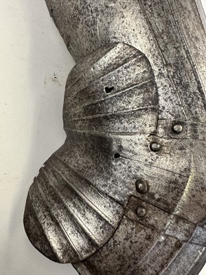 Lot 266 - A PAIR OF FLUTED CUISSES AND POLEYNS IN ITALIAN EARLY 16TH CENTURY STYLE 'ALLA TEDESCA'