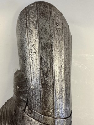 Lot 266 - A PAIR OF FLUTED CUISSES AND POLEYNS IN ITALIAN EARLY 16TH CENTURY STYLE 'ALLA TEDESCA'