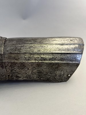 Lot 266 - A PAIR OF FLUTED CUISSES AND POLEYNS IN ITALIAN EARLY 16TH CENTURY STYLE 'ALLA TEDESCA'