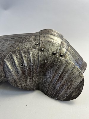 Lot 266 - A PAIR OF FLUTED CUISSES AND POLEYNS IN ITALIAN EARLY 16TH CENTURY STYLE 'ALLA TEDESCA'