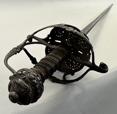 Lot 161 - A FINE ENGLISH DISH-HILT RAPIER, MID-17TH CENTURY